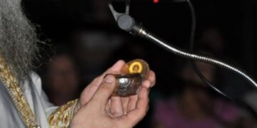 Πιστοί στο Αγρίνιο προσκύνησαν κάστανο που είχε βράσει ο Παΐσιος – Η ανακοίνωση-απάντηση της Εκκλησίας (φωτο)