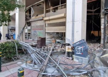 Βομβαρδισμένο τοπίο το κέντρο του Πειραιά μετά την ισχυρότατη έκρηξη – Αναζητούνται οι δράστες (φωτο, video)