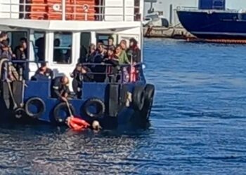 Γυναίκα έπεσε στη θάλασσα από φέρι μποτ στο Πέραμα – Διασώθηκε από διερχόμενο καράβι (φωτο, video)