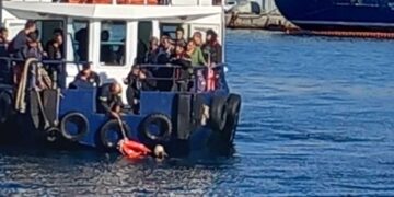 Alldaynews.gr Γυναίκα έπεσε στη θάλασσα από φέρι μποτ στο Πέραμα – Διασώθηκε από διερχόμενο καράβι (φωτο, video)