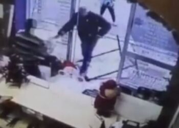 Σοκ στον Πειραιά: Τον μαχαίρωσε έξι φορές μπροστά σε μαγαζί – Στο νοσοκομείο το θύμα (video)