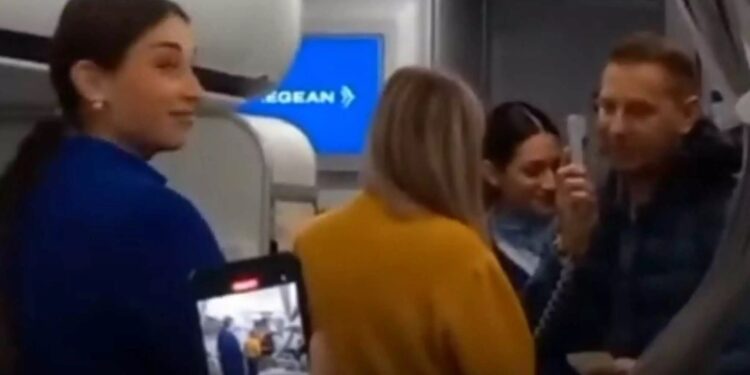 Alldaynews.gr Απίθανη πρόταση γάμου σε πτήση από Θεσσαλονίκη για Ηράκλειο – Η μαντινάδα και το viral βίντεο