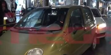 Alldaynews.gr Αυτό είναι το αυτοκίνητο με το οποίο προσπάθησε να διαφύγει ο 71χρονος δολοφόνος της 43χρονης στη Σαλαμίνα