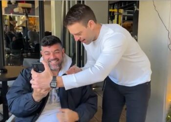 Στο Αγρίνιο ο Κασσελάκης: Επενέβη σε βιντεοκλήση θαμώνα καφέ (video)