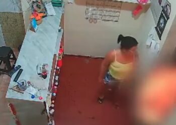 Η στιγμή που γυναίκα περιλούζει με εύφλεκτο υγρό, βάζει φωτιά και καίει ζωντανό τον σύζυγό της (video)