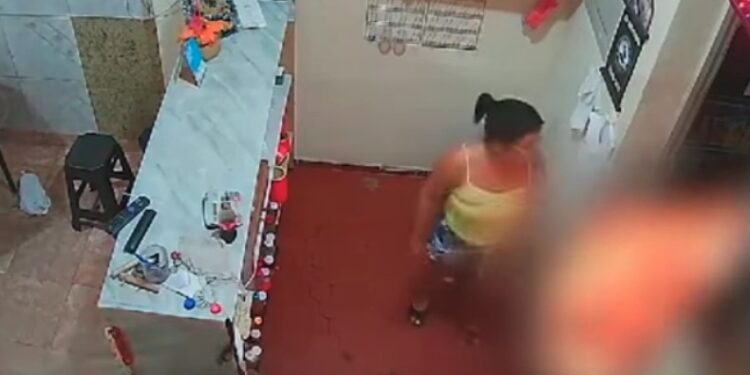 Alldaynews.gr Η στιγμή που γυναίκα περιλούζει με εύφλεκτο υγρό, βάζει φωτιά και καίει ζωντανό τον σύζυγό της (video)