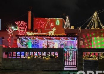 Ο 12χρονος Νικηφόρος μετέτρεψε το σπίτι του σε… χριστουγεννιάτικο χωριό – «Μου πήρε δύο εβδομάδες»