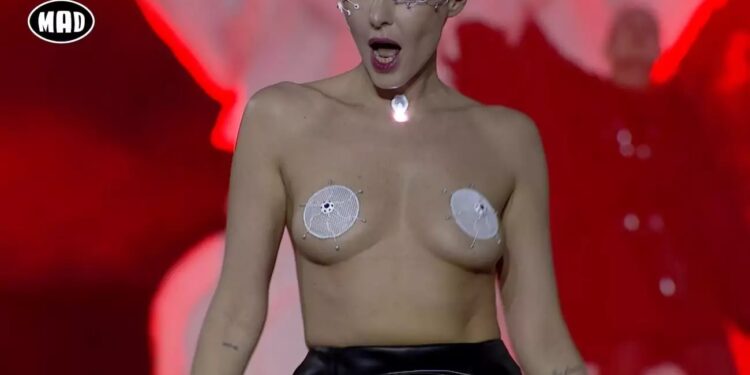 Τάμτα: Η tορless εμφάνιση στα MadWalk που άφησε τους πάντες με το στόμα ανοιχτό (video)