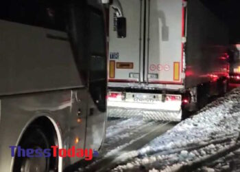 Γολγοθάς για 100 Έλληνες – Κολλημένοι στα χιόνια για ώρες στον δρόμο από Πράγα προς Βιέννη