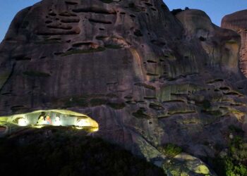 Μαγικό θέαμα «Το μάτι του Θεού»: Η εντυπωσιακή φάτνη των Μετεώρων