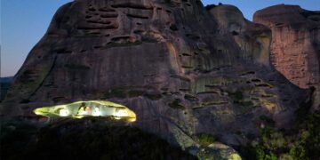 Μαγικό θέαμα «Το μάτι του Θεού»: Η εντυπωσιακή φάτνη των Μετεώρων