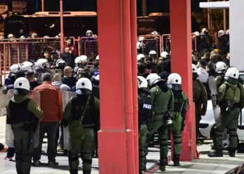 Alldaynews.gr Μάχη για να κρατηθεί στη ζωή δίνει ο αστυνομικός που χτυπήθηκε από φωτοβολίδα – Έπαθε ανακοπή και τον επανέφεραν – Έγιναν 424 προσαγωγές