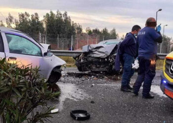Τροχαίο με δυο νεκρούς στη λεωφόρο Σπάτων – Αρτέμιδος, κοντά στο αεροδρόμιο – Σμπαράλια τα αυτοκίνητα