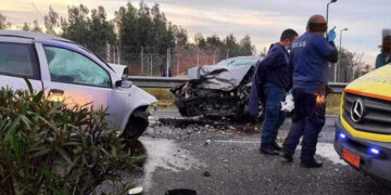 Alldaynews.gr Τροχαίο με δυο νεκρούς στη λεωφόρο Σπάτων – Αρτέμιδος, κοντά στο αεροδρόμιο – Σμπαράλια τα αυτοκίνητα