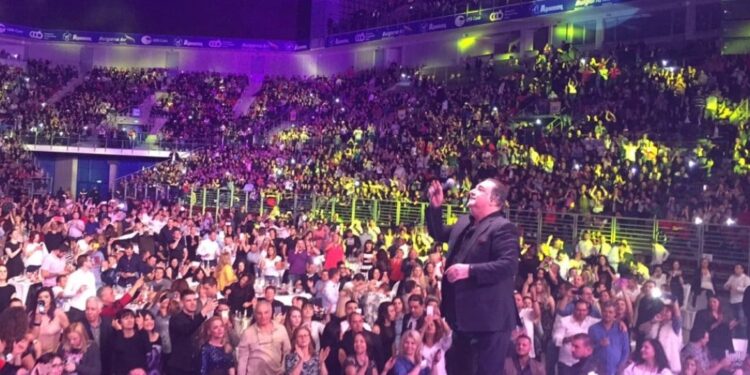 Όταν ο Βασίλης Καρράς έγραψε ιστορία και μπήκε στο Γκίνες με μία συναυλία του