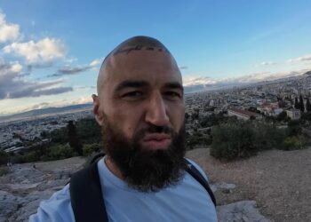 Αυστραλός ΥouΤuber εξερευνά τη νύχτα στην… Ομόνοια – «Ο χειρότερος δρόμος που έχω περπατήσει»