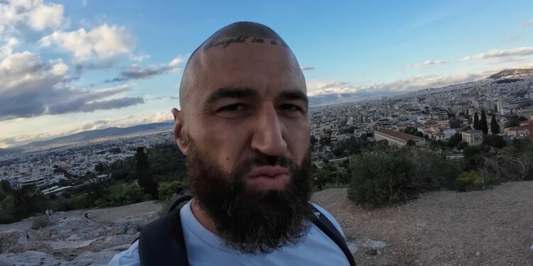 Alldaynews.gr Αυστραλός ΥouΤuber εξερευνά τη νύχτα στην… Ομόνοια – «Ο χειρότερος δρόμος που έχω περπατήσει»