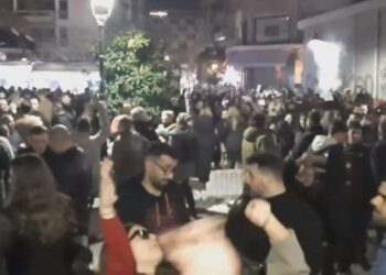 Οι Θεσσαλονικείς βγήκαν στους δρόμους και τραγουδούν Καρρά για να αποχαιρετούν τον θρύλο της λαϊκής μουσικής