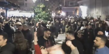 Οι Θεσσαλονικείς βγήκαν στους δρόμους και τραγουδούν Καρρά για να αποχαιρετούν τον θρύλο της λαϊκής μουσικής