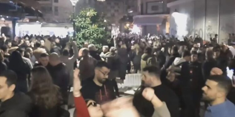 Οι Θεσσαλονικείς βγήκαν στους δρόμους και τραγουδούν Καρρά για να αποχαιρετούν τον θρύλο της λαϊκής μουσικής