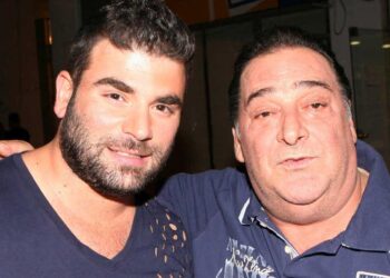 Βασίλης Καρράς: «Καλησπέρα και καλή βραδιά» – Η ατάκα και τα τραγούδια που γκρέμιζαν μαγαζιά και στάδια (video)