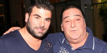 Βασίλης Καρράς: «Καλησπέρα και καλή βραδιά» – Η ατάκα και τα τραγούδια που γκρέμιζαν μαγαζιά και στάδια (video)