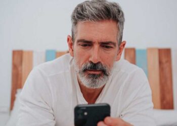 Ο άντρας μου μιλάει κρυφά στο Facebook με μια παλιά του σχέση. Τι να κάνω;