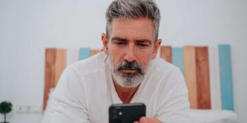 Alldaynews.gr Ο άντρας μου μιλάει κρυφά στο Facebook με μια παλιά του σχέση. Τι να κάνω;