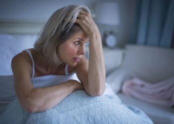 Γιατί εκατομμúρια γυναίκες ξυπνούν στις 3:29 π.μ. κάθε βράδυ;