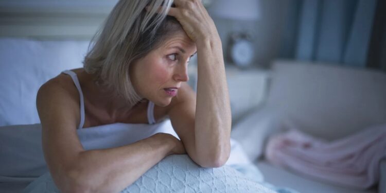 Γιατί εκατομμúρια γυναίκες ξυπνούν στις 3:29 π.μ. κάθε βράδυ;