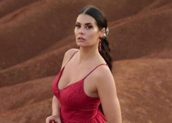 «Έσβησες και την Μπελούτσι…»: Η φωτό-όνειρο της Κορινθίου που έκανε τους Έλληνες να παραμιλάνε (video)