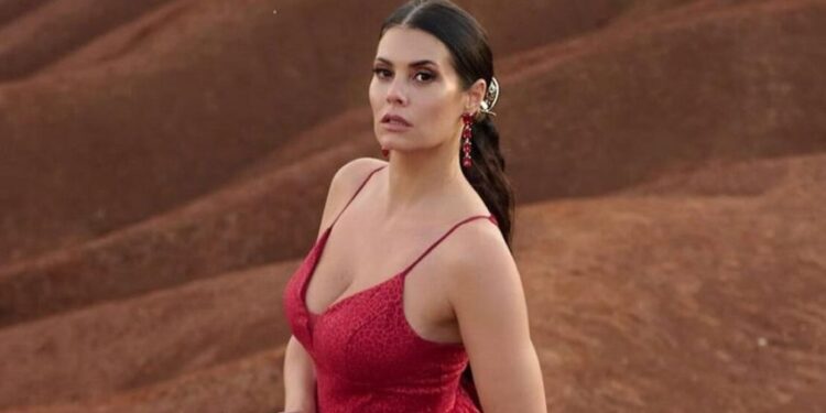 Alldaynews.gr «Έσβησες και την Μπελούτσι…»: Η φωτό-όνειρο της Κορινθίου που έκανε τους Έλληνες να παραμιλάνε (video)