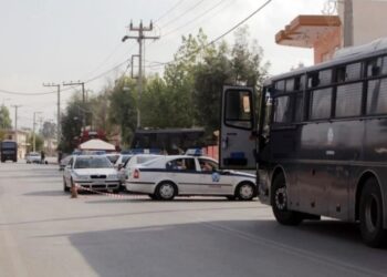 Πέθανε η 45χρονη που την είχε περıλούσει με βενζiνη ο σύζυγός της στο Ζεφύρι και της εiχε βάλει φωτıά