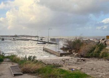Alldaynews.gr Ασύλληπτη τραγωδία με νεκρή γυναίκα – Την παρέσυραν κύματα από τη στεριά και πνίγηκε μπροστά στον άντρα της (video)