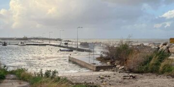 Ασύλληπτη τραγωδία με νεκρή γυναίκα – Την παρέσυραν κύματα από τη στεριά και πνίγηκε μπροστά στον άντρα της (video)