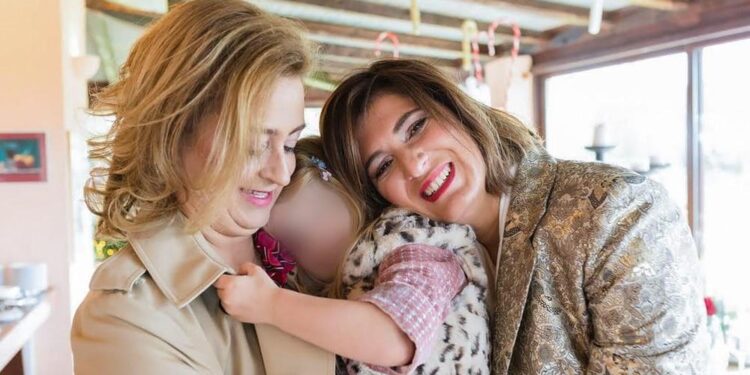 Alldaynews.gr Η Χριστίνα και η Βικτώρια έχουν ένα παιδί, αλλά η Ελλάδα δεν τους αναγνωρίζει ως οικογένεια