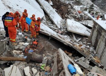 Τρομακτική κατολίσθηση έθαψε ζωντανούς σχεδόν 50 ανθρώπους (φωτο, video)