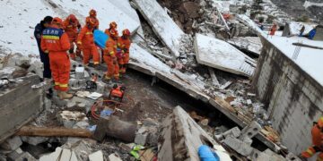 Alldaynews.gr Τρομακτική κατολίσθηση έθαψε ζωντανούς σχεδόν 50 ανθρώπους (φωτο, video)