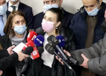 «Είμαστε ευλογημένοι» – Τα πρώτα λόγια της 23χρονης Ελένης και της οικογένειας που υπεβλńθη στην πρώτη μεταμόσχεuση ńπατος από ζώντα δóτη (video)