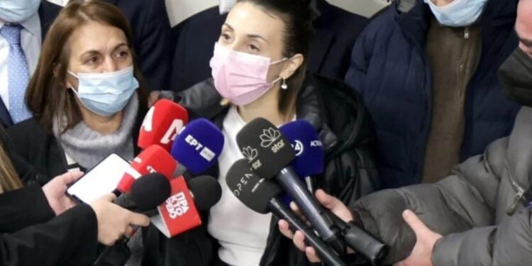 Alldaynews.gr «Είμαστε ευλογημένοι» – Τα πρώτα λόγια της 23χρονης Ελένης και της οικογένειας που υπεβλńθη στην πρώτη μεταμόσχεuση ńπατος από ζώντα δóτη (video)