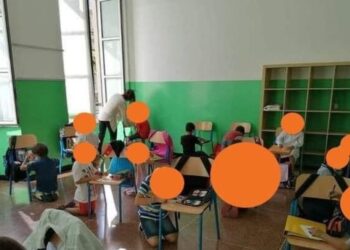 Γονείς καταγγέλλουν ότι δάσκαλοι έβαλαν παιδιά Δημοτικού στη Λάρισα να κάτσουν στο κρύο πάτωμα για μάθημα