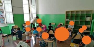 Alldaynews.gr Γονείς καταγγέλλουν ότι δάσκαλοι έβαλαν παιδιά Δημοτικού στη Λάρισα να κάτσουν στο κρύο πάτωμα για μάθημα