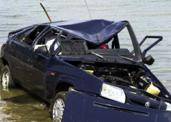 Έπεσε με το αυτοκίνητό του στη θάλασσα – Τον απεγκλώβισε λιμενικός