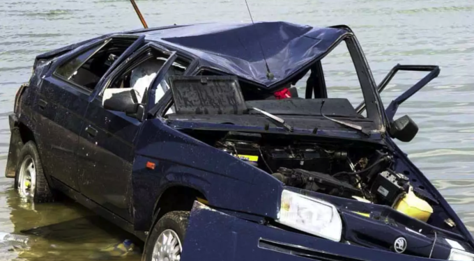 Alldaynews.gr Έπεσε με το αυτοκίνητό του στη θάλασσα – Τον απεγκλώβισε λιμενικός