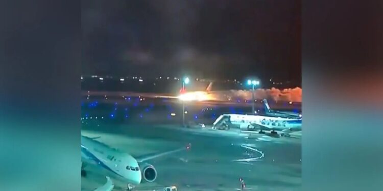 Alldaynews.gr Στις φλόγες αεροσκάφος της Japan Airlines με 300 επιβάτες την ώρα της προσγείωσης (video)