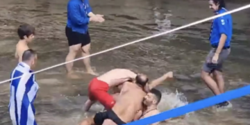 Alldaynews.gr Πιάστηκαν στα χέρια για τον Σταυρό- Τα βίντεο της έντασης και η δυσφορία του μητροπολίτη