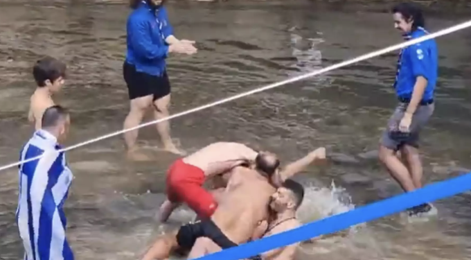 Alldaynews.gr Πιάστηκαν στα χέρια για τον Σταυρό- Τα βίντεο της έντασης και η δυσφορία του μητροπολίτη