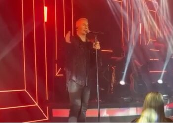 Συγκινημένος ο Στέλιος Ρόκκος πάνω στην σκηνή – Η πρώτη εμφάνιση μετά τον θάνατο του αδερφού του (video)