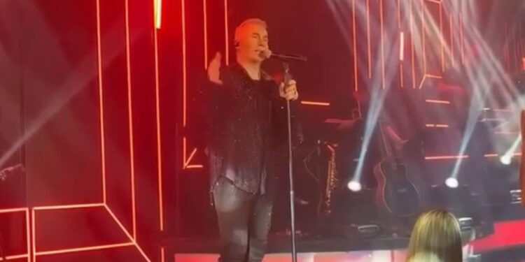 Συγκινημένος ο Στέλιος Ρόκκος πάνω στην σκηνή – Η πρώτη εμφάνιση μετά τον θάνατο του αδερφού του (video)