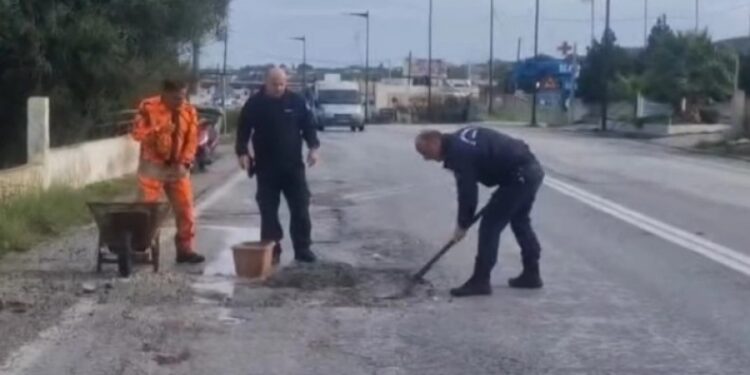 Alldaynews.gr Το μπελά τους βρήκαν δύο αστυνομικοί στην Κω: «Μπάλωσαν» λακκούβα σε δρόμο και θα περάσουν ΕΔΕ